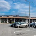 - Free Parking, Close To Unihospital, Retail Park Area