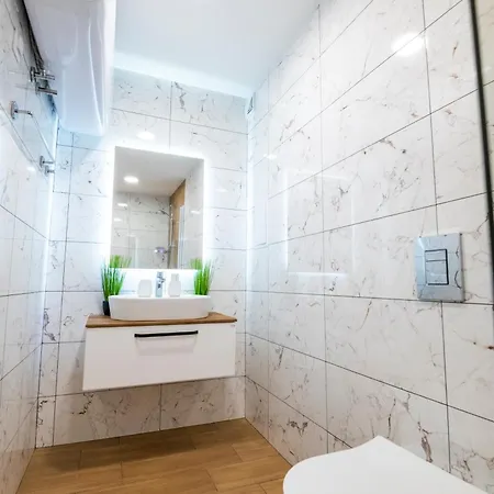 - Free Parking, Close To Unihospital, Retail Park Area *