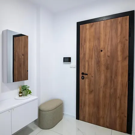 - Free Parking, Close To Unihospital, Retail Park Area *