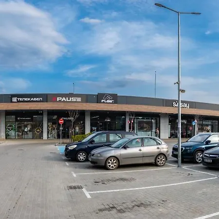 - Free Parking, Close To Unihospital, Retail Park Area